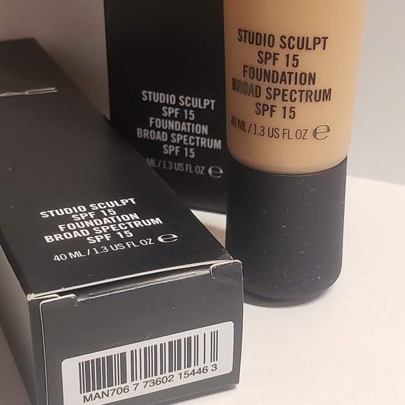 MAC Studio Sculpt Foundation SPF 15 *NC37* - Picture 4 of 4